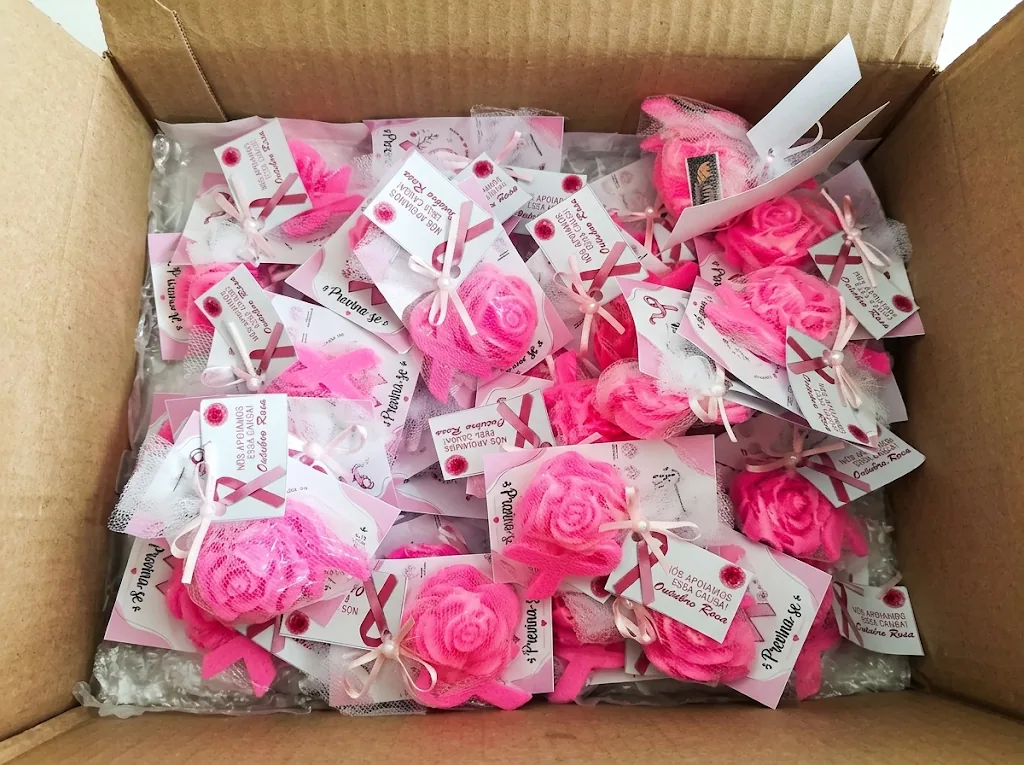 Sabonetes em formato de rosa e cartões da campanha Outubro Rosa